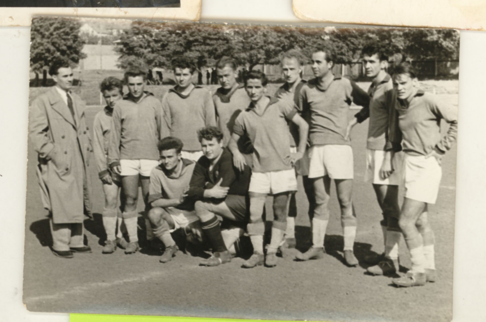 Az 1951-es pécsbányai labdarúgó csapat. Edző: Krivanek Vilmos. (A fényképért köszönet Hajek Jenőnének)