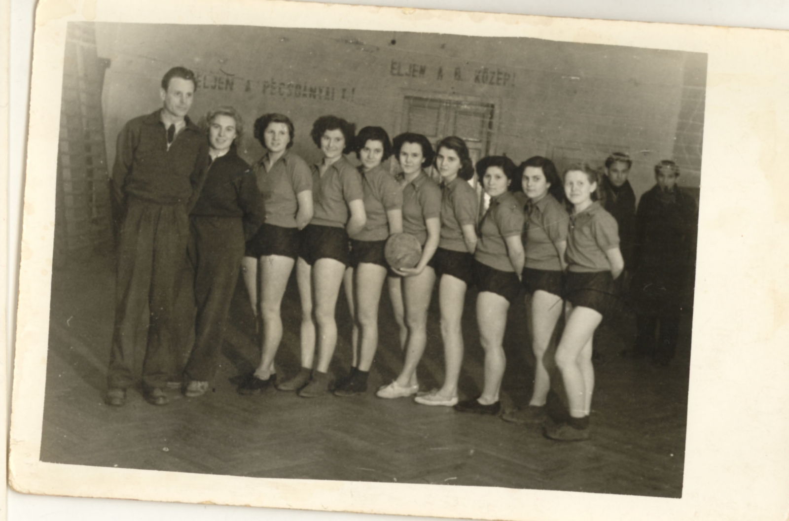 Az 1950-es pécsbányai női röplabda csapat az 1949-ben átadott új tornateremben. Edző: Bódi Dezső. (A fényképért köszönet Hajek Jenőnének)